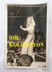 TÜRK SANAT MÜZİĞİ SANATÇISI SEVİM TUNA'NIN ORİJİNAL 3'LÜ FOTOĞRAF SETİ - 18 x 12 cm EBADINDA - SEVİM TUNA SAHNEDE ŞARKI OKUYUP DANS EDERKEN ÇEKİLMİŞ 3 FARKLI KARE