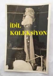 TÜRK SANAT MÜZİĞİ SANATÇISI SEVİM TUNA'NIN ORİJİNAL 3'LÜ FOTOĞRAF SETİ - 18 x 12 cm EBADINDA - SEVİM TUNA SAHNEDE ŞARKI OKUYUP DANS EDERKEN ÇEKİLMİŞ 3 FARKLI KARE
