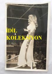 TÜRK SANAT MÜZİĞİ SANATÇISI SEVİM TUNA'NIN ORİJİNAL 3'LÜ FOTOĞRAF SETİ - 18 x 12 cm EBADINDA - SEVİM TUNA SAHNEDE ŞARKI OKUYUP DANS EDERKEN ÇEKİLMİŞ 3 FARKLI KARE