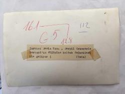 TÜRK SANAT MÜZİĞİ SANATÇISI SEVİM TUNA'NIN ORİJİNAL 2'Lİ FOTOĞRAF SETİ - 18 x 12 cm EBADINDA - SEVİM TUNA, SERPİL ÖRÜMCER'LE BİRLİKTE BERKANT'I DÜĞÜNÜNDE TEBRİK ETMEK İÇİN KOLTUK DEĞNEKLERİYLE GİDERKEN ÇEKİLMİŞ 2 FARKLI KARE