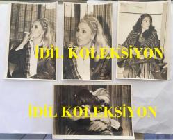 TÜRK SANAT MÜZİĞİ SANATÇISI SEVİM TUNA'NIN ORİJİNAL 4'LÜ FOTOĞRAF SETİ - 18 x 12 cm EBADINDA - SEVİM TUNA KARAKOLDA KIZI FİLİZ'İ BEKLERKEN ve KIZI GELDİĞİNDE KIZIYLA KUCAKLAŞIRKEN ÇEKİLMİŞ 4 FARKLI KARE, 13 NİSAN 1977