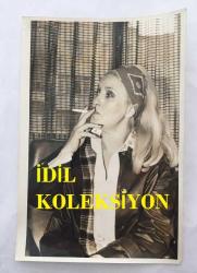 TÜRK SANAT MÜZİĞİ SANATÇISI SEVİM TUNA'NIN ORİJİNAL 4'LÜ FOTOĞRAF SETİ - 18 x 12 cm EBADINDA - SEVİM TUNA KARAKOLDA KIZI FİLİZ'İ BEKLERKEN ve KIZI GELDİĞİNDE KIZIYLA KUCAKLAŞIRKEN ÇEKİLMİŞ 4 FARKLI KARE, 13 NİSAN 1977