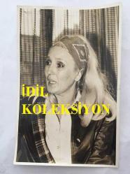 TÜRK SANAT MÜZİĞİ SANATÇISI SEVİM TUNA'NIN ORİJİNAL 4'LÜ FOTOĞRAF SETİ - 18 x 12 cm EBADINDA - SEVİM TUNA KARAKOLDA KIZI FİLİZ'İ BEKLERKEN ve KIZI GELDİĞİNDE KIZIYLA KUCAKLAŞIRKEN ÇEKİLMİŞ 4 FARKLI KARE, 13 NİSAN 1977