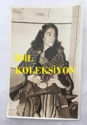 TÜRK SANAT MÜZİĞİ SANATÇISI SEVİM TUNA'NIN ORİJİNAL 4'LÜ FOTOĞRAF SETİ - 18 x 12 cm EBADINDA - SEVİM TUNA KARAKOLDA KIZI FİLİZ'İ BEKLERKEN ve KIZI GELDİĞİNDE KIZIYLA KUCAKLAŞIRKEN ÇEKİLMİŞ 4 FARKLI KARE, 13 NİSAN 1977