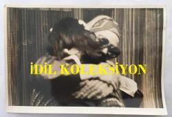 TÜRK SANAT MÜZİĞİ SANATÇISI SEVİM TUNA'NIN ORİJİNAL 4'LÜ FOTOĞRAF SETİ - 18 x 12 cm EBADINDA - SEVİM TUNA KARAKOLDA KIZI FİLİZ'İ BEKLERKEN ve KIZI GELDİĞİNDE KIZIYLA KUCAKLAŞIRKEN ÇEKİLMİŞ 4 FARKLI KARE, 13 NİSAN 1977