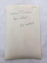 TÜRK SANAT MÜZİĞİ SANATÇISI SEVİM TUNA'NIN ORİJİNAL 4'LÜ FOTOĞRAF SETİ - 18 x 12 cm EBADINDA - SEVİM TUNA KARAKOLDA KIZI FİLİZ'İ BEKLERKEN ve KIZI GELDİĞİNDE KIZIYLA KUCAKLAŞIRKEN ÇEKİLMİŞ 4 FARKLI KARE, 13 NİSAN 1977