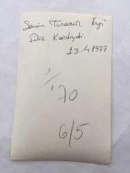 TÜRK SANAT MÜZİĞİ SANATÇISI SEVİM TUNA'NIN ORİJİNAL 4'LÜ FOTOĞRAF SETİ - 18 x 12 cm EBADINDA - SEVİM TUNA KARAKOLDA KIZI FİLİZ'İ BEKLERKEN ve KIZI GELDİĞİNDE KIZIYLA KUCAKLAŞIRKEN ÇEKİLMİŞ 4 FARKLI KARE, 13 NİSAN 1977