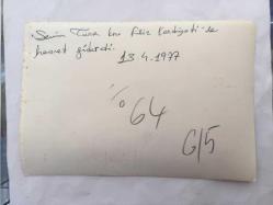 TÜRK SANAT MÜZİĞİ SANATÇISI SEVİM TUNA'NIN ORİJİNAL 4'LÜ FOTOĞRAF SETİ - 18 x 12 cm EBADINDA - SEVİM TUNA KARAKOLDA KIZI FİLİZ'İ BEKLERKEN ve KIZI GELDİĞİNDE KIZIYLA KUCAKLAŞIRKEN ÇEKİLMİŞ 4 FARKLI KARE, 13 NİSAN 1977