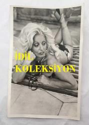 TÜRK SANAT MÜZİĞİ SANATÇISI SEVİM TUNA'NIN ORİJİNAL 2'Lİ FOTOĞRAF SETİ - 18 x 12 cm EBADINDA - SEVİM TUNA BİKİNİLERİYLE GÜNEŞLENİRKEN ÇEKİLMİŞ 2 FARKLI KARE (ÜNSAL BOZKURT KADRAJIYLA)