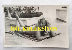 TÜRK SANAT MÜZİĞİ SANATÇISI SEVİM TUNA'NIN ORİJİNAL 2'Lİ FOTOĞRAF SETİ - 18 x 12 cm EBADINDA - SEVİM TUNA BİKİNİLERİYLE GÜNEŞLENİRKEN ÇEKİLMİŞ 2 FARKLI KARE (ÜNSAL BOZKURT KADRAJIYLA)