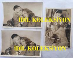 TÜRK SANAT MÜZİĞİ SANATÇISI SEVİM TUNA'NIN ORİJİNAL 3'LÜ FOTOĞRAF SETİ - 18 x 12 cm EBADINDA - SEVİM TUNA EVİNDE KIZIYLA BİRLİKTE BİRBİRİNE SARILIP HASRET GİDERİRKEN ÇEKİLMİŞ 3 FARKLI KARE