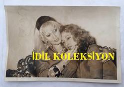 TÜRK SANAT MÜZİĞİ SANATÇISI SEVİM TUNA'NIN ORİJİNAL 3'LÜ FOTOĞRAF SETİ - 18 x 12 cm EBADINDA - SEVİM TUNA EVİNDE KIZIYLA BİRLİKTE BİRBİRİNE SARILIP HASRET GİDERİRKEN ÇEKİLMİŞ 3 FARKLI KARE