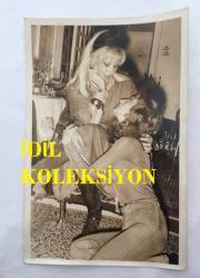 TÜRK SANAT MÜZİĞİ SANATÇISI SEVİM TUNA'NIN ORİJİNAL 3'LÜ FOTOĞRAF SETİ - 18 x 12 cm EBADINDA - SEVİM TUNA EVİNDE KIZIYLA BİRLİKTE BİRBİRİNE SARILIP HASRET GİDERİRKEN ÇEKİLMİŞ 3 FARKLI KARE