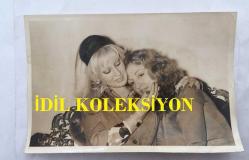 TÜRK SANAT MÜZİĞİ SANATÇISI SEVİM TUNA'NIN ORİJİNAL 3'LÜ FOTOĞRAF SETİ - 18 x 12 cm EBADINDA - SEVİM TUNA EVİNDE KIZIYLA BİRLİKTE BİRBİRİNE SARILIP HASRET GİDERİRKEN ÇEKİLMİŞ 3 FARKLI KARE