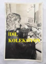 TÜRK SANAT MÜZİĞİ SANATÇISI SEVİM TUNA'NIN ORİJİNAL 4'LÜ FOTOĞRAF SETİ - 18 x 12 cm EBADINDA - SEVİM TUNA SİYAH ELBİSESİYLE AYNA KARŞISINDA MAKYAJ YAPIP FOTOĞRAF ALBÜMÜNE BAKARKEN ÇEKİLMİŞ 4 FARKLI KARE
