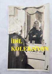TÜRK SANAT MÜZİĞİ SANATÇISI SEVİM TUNA'NIN ORİJİNAL 4'LÜ FOTOĞRAF SETİ - 18 x 12 cm EBADINDA - SEVİM TUNA SİYAH ELBİSESİYLE AYNA KARŞISINDA MAKYAJ YAPIP FOTOĞRAF ALBÜMÜNE BAKARKEN ÇEKİLMİŞ 4 FARKLI KARE
