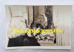 TÜRK SANAT MÜZİĞİ SANATÇISI SEVİM TUNA'NIN ORİJİNAL 4'LÜ FOTOĞRAF SETİ - 18 x 12 cm EBADINDA - SEVİM TUNA SİYAH ELBİSESİYLE AYNA KARŞISINDA MAKYAJ YAPIP FOTOĞRAF ALBÜMÜNE BAKARKEN ÇEKİLMİŞ 4 FARKLI KARE