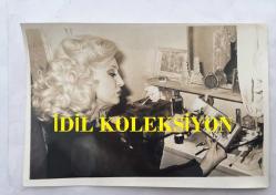 TÜRK SANAT MÜZİĞİ SANATÇISI SEVİM TUNA'NIN ORİJİNAL 4'LÜ FOTOĞRAF SETİ - 18 x 12 cm EBADINDA - SEVİM TUNA SİYAH ELBİSESİYLE AYNA KARŞISINDA MAKYAJ YAPIP FOTOĞRAF ALBÜMÜNE BAKARKEN ÇEKİLMİŞ 4 FARKLI KARE