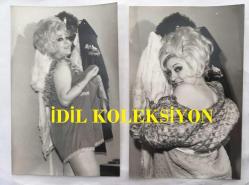 TÜRK SANAT MÜZİĞİ SANATÇISI SEVİM TUNA'NIN ORİJİNAL 2'Lİ FOTOĞRAF SETİ - 18 x 12 cm EBADINDA - SEVİM TUNA GİYİM ODASINDA KADRAJA ÖZEL OLARAK POZ VERİRKEN ÇEKİLMİŞ 2 FARKLI KARE