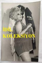 TÜRK SANAT MÜZİĞİ SANATÇISI SEVİM TUNA'NIN ORİJİNAL 2'Lİ FOTOĞRAF SETİ - 18 x 12 cm EBADINDA - SEVİM TUNA GİYİM ODASINDA KADRAJA ÖZEL OLARAK POZ VERİRKEN ÇEKİLMİŞ 2 FARKLI KARE