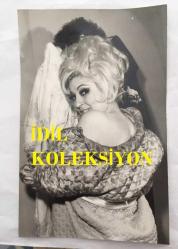 TÜRK SANAT MÜZİĞİ SANATÇISI SEVİM TUNA'NIN ORİJİNAL 2'Lİ FOTOĞRAF SETİ - 18 x 12 cm EBADINDA - SEVİM TUNA GİYİM ODASINDA KADRAJA ÖZEL OLARAK POZ VERİRKEN ÇEKİLMİŞ 2 FARKLI KARE