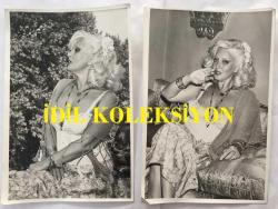 TÜRK SANAT MÜZİĞİ SANATÇISI SEVİM TUNA'NIN ORİJİNAL 2'Lİ FOTOĞRAF SETİ - 18 x 12 cm EBADINDA - SEVİM TUNA DANTELLİ BLUZU ve HIRKASIYLA EVİNDE ve BAHÇEDE POZ VERİRKEN ÇEKİLMİŞ 2 FARKLI KARE