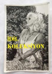 TÜRK SANAT MÜZİĞİ SANATÇISI SEVİM TUNA'NIN ORİJİNAL 2'Lİ FOTOĞRAF SETİ - 18 x 12 cm EBADINDA - SEVİM TUNA DANTELLİ BLUZU ve HIRKASIYLA EVİNDE ve BAHÇEDE POZ VERİRKEN ÇEKİLMİŞ 2 FARKLI KARE