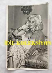 TÜRK SANAT MÜZİĞİ SANATÇISI SEVİM TUNA'NIN ORİJİNAL 2'Lİ FOTOĞRAF SETİ - 18 x 12 cm EBADINDA - SEVİM TUNA DANTELLİ BLUZU ve HIRKASIYLA EVİNDE ve BAHÇEDE POZ VERİRKEN ÇEKİLMİŞ 2 FARKLI KARE