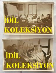 TÜRK SANAT MÜZİĞİ SANATÇISI SEVİM TUNA'NIN ORİJİNAL 2'Lİ FOTOĞRAF SETİ - 18 x 12 cm EBADINDA - SEVİM TUNA ANNESİNİN MEVLİDİNDE DUA EDERKEN ÇEKİLMİŞ 2 FARKLI KARE