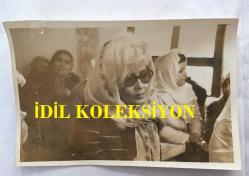 TÜRK SANAT MÜZİĞİ SANATÇISI SEVİM TUNA'NIN ORİJİNAL 2'Lİ FOTOĞRAF SETİ - 18 x 12 cm EBADINDA - SEVİM TUNA ANNESİNİN MEVLİDİNDE DUA EDERKEN ÇEKİLMİŞ 2 FARKLI KARE