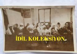 TÜRK SANAT MÜZİĞİ SANATÇISI SEVİM TUNA'NIN ORİJİNAL 2'Lİ FOTOĞRAF SETİ - 18 x 12 cm EBADINDA - SEVİM TUNA ANNESİNİN MEVLİDİNDE DUA EDERKEN ÇEKİLMİŞ 2 FARKLI KARE