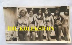 TÜRK SANAT MÜZİĞİ SANATÇISI SEVİM TUNA'NIN ORİJİNAL 2'Lİ FOTOĞRAF SETİ - 18 x 12 cm ve 16 x 9 cm EBADINDA - SEVİM TUNA BACAK GÜZELLİĞİ YARIŞMASINA KATILAN GENÇ KIZLARA DERS VERİRKEN ÇEKİLMİŞ 2 FARKLI KARE, 9 HAZİRAN 1973