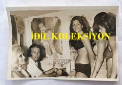 TÜRK SANAT MÜZİĞİ SANATÇISI SEVİM TUNA'NIN ORİJİNAL 2'Lİ FOTOĞRAF SETİ - 18 x 12 cm ve 16 x 9 cm EBADINDA - SEVİM TUNA BACAK GÜZELLİĞİ YARIŞMASINA KATILAN GENÇ KIZLARA DERS VERİRKEN ÇEKİLMİŞ 2 FARKLI KARE, 9 HAZİRAN 1973