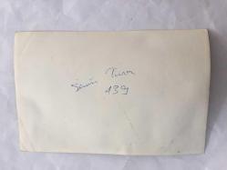 TÜRK SANAT MÜZİĞİ SANATÇISI SEVİM TUNA'NIN ORİJİNAL 2'Lİ FOTOĞRAF SETİ - 18 x 12 cm ve 16 x 9 cm EBADINDA - SEVİM TUNA BACAK GÜZELLİĞİ YARIŞMASINA KATILAN GENÇ KIZLARA DERS VERİRKEN ÇEKİLMİŞ 2 FARKLI KARE, 9 HAZİRAN 1973