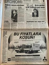 HÜRRİYET GAZETESİ DOĞUM GÜNÜ HEDİYESİ - 25 KASIM 1993 -TAM TAKIM 16 SAYFADIR -Nilüfer açıkalın Müjdat gezen seks merkezi haberi-Önder Pişirir-Latif Kaya-Orhan Karakuş-Rauf Tamer-Nilüfer-Müjdat Gezen-Erol Yarar-Vahap Munyar-Cem Yılmaz-Cruyff-Tugay Kerimoğlu-Hakan Şükür-Falko-B.Yusuf-Korkut Göze-Rıdvan Yalçın-Temel Özalak-Ertuğrul Özkök-Oktay Ekşi-Mesut Yılmaz-Yavuz Gökmen-Tansu Çiller-Benazir Butto-Sezen Aksu-Süleyman Demirel  Ödüllü cinayetin katilleri yakalandı-Kocamı intikam için aldattım-Ödüllü katil av-Kol kesmeye bakan el koydu-Çalıştırmayan eşini boşuyor-Nilüfer Müjdat’ı kızdırdı-Boğaziçi mezunu müslüman-Bizim paraları bırak özelleştirmeyi becer-Yaramancı’nın suçu ne-Cruyff Tugay’a bayıldı-Falko sezonu kapattı-TV’de yayından çekilen kaset-Karayıalçın’a muhtıra-Telefon gevezeleri-Leopar mayo-Çiller bürokrata armağanı yasakladı-TRT’de skandal-Demirel Gümüş’e sahip çıktı-Fransa PKK’ya meydan okuyor-Almanya PKK’ya yasağı görüşüyor  Karikatür isimleri-çizerleri: Yaramancı’nın suçu ne-