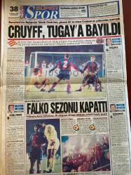 HÜRRİYET GAZETESİ DOĞUM GÜNÜ HEDİYESİ - 25 KASIM 1993 -TAM TAKIM 16 SAYFADIR -Nilüfer açıkalın Müjdat gezen seks merkezi haberi-Önder Pişirir-Latif Kaya-Orhan Karakuş-Rauf Tamer-Nilüfer-Müjdat Gezen-Erol Yarar-Vahap Munyar-Cem Yılmaz-Cruyff-Tugay Kerimoğlu-Hakan Şükür-Falko-B.Yusuf-Korkut Göze-Rıdvan Yalçın-Temel Özalak-Ertuğrul Özkök-Oktay Ekşi-Mesut Yılmaz-Yavuz Gökmen-Tansu Çiller-Benazir Butto-Sezen Aksu-Süleyman Demirel  Ödüllü cinayetin katilleri yakalandı-Kocamı intikam için aldattım-Ödüllü katil av-Kol kesmeye bakan el koydu-Çalıştırmayan eşini boşuyor-Nilüfer Müjdat’ı kızdırdı-Boğaziçi mezunu müslüman-Bizim paraları bırak özelleştirmeyi becer-Yaramancı’nın suçu ne-Cruyff Tugay’a bayıldı-Falko sezonu kapattı-TV’de yayından çekilen kaset-Karayıalçın’a muhtıra-Telefon gevezeleri-Leopar mayo-Çiller bürokrata armağanı yasakladı-TRT’de skandal-Demirel Gümüş’e sahip çıktı-Fransa PKK’ya meydan okuyor-Almanya PKK’ya yasağı görüşüyor  Karikatür isimleri-çizerleri: Yaramancı’nın suçu ne-