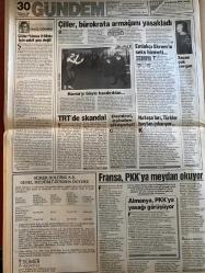 HÜRRİYET GAZETESİ DOĞUM GÜNÜ HEDİYESİ - 25 KASIM 1993 -TAM TAKIM 16 SAYFADIR -Nilüfer açıkalın Müjdat gezen seks merkezi haberi-Önder Pişirir-Latif Kaya-Orhan Karakuş-Rauf Tamer-Nilüfer-Müjdat Gezen-Erol Yarar-Vahap Munyar-Cem Yılmaz-Cruyff-Tugay Kerimoğlu-Hakan Şükür-Falko-B.Yusuf-Korkut Göze-Rıdvan Yalçın-Temel Özalak-Ertuğrul Özkök-Oktay Ekşi-Mesut Yılmaz-Yavuz Gökmen-Tansu Çiller-Benazir Butto-Sezen Aksu-Süleyman Demirel  Ödüllü cinayetin katilleri yakalandı-Kocamı intikam için aldattım-Ödüllü katil av-Kol kesmeye bakan el koydu-Çalıştırmayan eşini boşuyor-Nilüfer Müjdat’ı kızdırdı-Boğaziçi mezunu müslüman-Bizim paraları bırak özelleştirmeyi becer-Yaramancı’nın suçu ne-Cruyff Tugay’a bayıldı-Falko sezonu kapattı-TV’de yayından çekilen kaset-Karayıalçın’a muhtıra-Telefon gevezeleri-Leopar mayo-Çiller bürokrata armağanı yasakladı-TRT’de skandal-Demirel Gümüş’e sahip çıktı-Fransa PKK’ya meydan okuyor-Almanya PKK’ya yasağı görüşüyor  Karikatür isimleri-çizerleri: Yaramancı’nın suçu ne-