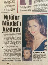 HÜRRİYET GAZETESİ DOĞUM GÜNÜ HEDİYESİ - 25 KASIM 1993 -TAM TAKIM 16 SAYFADIR -Nilüfer açıkalın Müjdat gezen seks merkezi haberi-Önder Pişirir-Latif Kaya-Orhan Karakuş-Rauf Tamer-Nilüfer-Müjdat Gezen-Erol Yarar-Vahap Munyar-Cem Yılmaz-Cruyff-Tugay Kerimoğlu-Hakan Şükür-Falko-B.Yusuf-Korkut Göze-Rıdvan Yalçın-Temel Özalak-Ertuğrul Özkök-Oktay Ekşi-Mesut Yılmaz-Yavuz Gökmen-Tansu Çiller-Benazir Butto-Sezen Aksu-Süleyman Demirel  Ödüllü cinayetin katilleri yakalandı-Kocamı intikam için aldattım-Ödüllü katil av-Kol kesmeye bakan el koydu-Çalıştırmayan eşini boşuyor-Nilüfer Müjdat’ı kızdırdı-Boğaziçi mezunu müslüman-Bizim paraları bırak özelleştirmeyi becer-Yaramancı’nın suçu ne-Cruyff Tugay’a bayıldı-Falko sezonu kapattı-TV’de yayından çekilen kaset-Karayıalçın’a muhtıra-Telefon gevezeleri-Leopar mayo-Çiller bürokrata armağanı yasakladı-TRT’de skandal-Demirel Gümüş’e sahip çıktı-Fransa PKK’ya meydan okuyor-Almanya PKK’ya yasağı görüşüyor  Karikatür isimleri-çizerleri: Yaramancı’nın suçu ne-