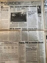 HÜRRİYET GAZETESİ DOĞUM GÜNÜ HEDİYESİ - 25 KASIM 1993 -TAM TAKIM 16 SAYFADIR -Nilüfer açıkalın Müjdat gezen seks merkezi haberi-Önder Pişirir-Latif Kaya-Orhan Karakuş-Rauf Tamer-Nilüfer-Müjdat Gezen-Erol Yarar-Vahap Munyar-Cem Yılmaz-Cruyff-Tugay Kerimoğlu-Hakan Şükür-Falko-B.Yusuf-Korkut Göze-Rıdvan Yalçın-Temel Özalak-Ertuğrul Özkök-Oktay Ekşi-Mesut Yılmaz-Yavuz Gökmen-Tansu Çiller-Benazir Butto-Sezen Aksu-Süleyman Demirel  Ödüllü cinayetin katilleri yakalandı-Kocamı intikam için aldattım-Ödüllü katil av-Kol kesmeye bakan el koydu-Çalıştırmayan eşini boşuyor-Nilüfer Müjdat’ı kızdırdı-Boğaziçi mezunu müslüman-Bizim paraları bırak özelleştirmeyi becer-Yaramancı’nın suçu ne-Cruyff Tugay’a bayıldı-Falko sezonu kapattı-TV’de yayından çekilen kaset-Karayıalçın’a muhtıra-Telefon gevezeleri-Leopar mayo-Çiller bürokrata armağanı yasakladı-TRT’de skandal-Demirel Gümüş’e sahip çıktı-Fransa PKK’ya meydan okuyor-Almanya PKK’ya yasağı görüşüyor  Karikatür isimleri-çizerleri: Yaramancı’nın suçu ne-