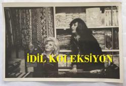 TÜRK SANAT MÜZİĞİ SANATÇISI SEVİM TUNA'NIN ORİJİNAL FOTOĞRAFI - 18 x 12 cm  EBADINDA - SEVİM TUNA MASRAFÇIDA ŞAL BAKARKEN ÇEKİLMİŞ BİR KARE