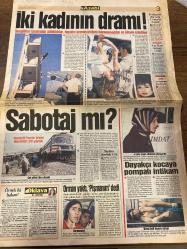 ASABİ GAZETESİ DOĞUM GÜNÜ HEDİYESİ - 16 AĞUSTOS 1999 -SADECE 4 SAYFADIR -Galatasaray Trabzonsporu 2-1 yendi-Can Yücel-Hüseyin Çevik-Halıcı Ekrem-Ali Akgül-E. Mine-Suha Ortolo-Rahmi Turan-Kenan Evren-Muazzez Ersoy-Bülent Akcaralı-Zafer Çağlayan-Fatih Terim-Hagi-Emre-Popescu-Mustafa Doğan-Rıdvan Dilmen  İki kadının dramı-Sabotaj mı-Denizli-İzmir treni devrildi 20 yaralı-Örnek iki bakan-Orman yaktı pişmanım dedi-Dayakçı kocaya pompalı intikam-Bir asırlık feryat-Yaş günü pastası-Ecevit’in unutkanlığı-Başkan böyle yaparsa-Vasiyet-Bizim müzelerimiz-Hapısler dolmuşsa yenilerini yaparsın-Erbakan aç tavuk-Cimbom’dan büyük vurgun-Kartal sahasında coştu-Rıdvan’a tahammül kalmadı  Karikatür isimleri-çizerleri: Macanda-Ergin Asyalı