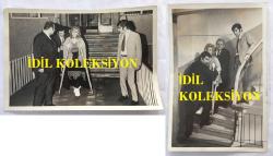 TÜRK SANAT MÜZİĞİ SANATÇISI SEVİM TUNA'NIN ORİJİNAL 2'Lİ FOTOĞRAF SETİ - 18 x 12 cm  EBADINDA - SEVİM TUNA YANINDAKİLERİN YARDIMIYLA KOLTUK DEĞNEKLERİYLE YÜRÜRKEN ÇEKİLMİŞ 2 FARKLI KARE