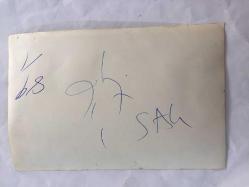 TÜRK SANAT MÜZİĞİ SANATÇISI SEVİM TUNA'NIN ORİJİNAL 2'Lİ FOTOĞRAF SETİ - 18 x 12 cm  EBADINDA - SEVİM TUNA YANINDAKİLERİN YARDIMIYLA KOLTUK DEĞNEKLERİYLE YÜRÜRKEN ÇEKİLMİŞ 2 FARKLI KARE