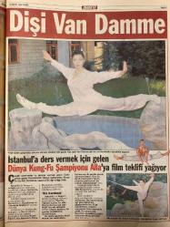 DEDEKTİF GAZETESİ DOĞUM GÜNÜ HEDİYESİ - 16 MAYIS 1997 -SADECE 16 SAYFADIR -Zeki Müren-Ajda Pekkan-Kız Mustafa-Mustafa Kalafat-Jodie Foster-Asım Usta-İhsan Kozanhan-Vera-Nezaket Hanım-Alla Kuvatova-Aydın Soylu-Derin Mermerci  Zeki Müren Ajda Pekkan’ı dövdü-Sevgilileri yıldırım çarptı-Kedisi için hapisten kaçtı-Bende lezbiyen olacak tip var mı-Hayatta bir defa olur-İçin bir servet boşandı-Dişi Van Damme-Yüzmeyi öğrendi-Sosyete dedektifi Süha işbaşında-Derin Mermerci sezonu erken açtı-Gaye Usluer-Meksikalı Maria-Nermin Tarcan-Ergun-Pınar-Nurten Gündüz  Göğüs farkıyla birinci-Meksikalı Maria 2 santim farkla Dünya Göğüs Kraliçesi seçildi-Karışık ilişkiler-Sosyetedede işkadını fakir kocası ve güzel sekreter arasındaki üçlü aşk konuşuluyor