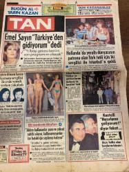 TAN GAZETESİ DOĞUM GÜNÜ HEDİYESİ - 23 ARALIK 1983 -SADECE 8 SAYFADIR -Emel Sayın-Yüksel Kazancı-Kastelli-Oktay Şengüler-Raquel Welch-Farah Diba-Farahnaz Pahlavi-Prenses Ann-Ira Furstenberg-Gülsen Bubikoğlu-Osman Öndeş-Hasan Kaçan-Ragıp-Erdoğan Demirören-Şerik Tara-Ali Rıza Çarmıklı-Kenan Evren-Ali Koçman-Nuh Kuşçulu-Bodur  Emel Sayın Türkiye’den gidiyorum dedi-Hollanda’da yeraltı dünyasının patronu olan Türk tatil için iki sevgilisi ile İstanbul’a geldi-Bir mankenin itirafları-Aklını kullananlar para ve şöhret sahibi oluyor kullanamayanlar ise bataklığa saplanıp kalıyor-Kastelli hazırlanıp geliyorum diyor fakat önce halka olan borçlarını ödesin-Gazetenin en çok hangi bölümünü okuyorsunuz-Ünlüler tamire girdi-Raquel Welch göğüslerini ve kalçalarını küçülttürdü-Zeynep Sultan-Basbasa-Adet sancılarının sebepleri-İki sevgi notası-Yüksek faiz olumludur-Türkiye’nin huzurunu bozmak isteyenler başarısızlığa uğrayacak-Sapık katil yakalandı-HP ve MDP hükümet programını eleştirdi-Türk-İş Genel Kur
