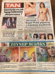 TAN GAZETESİ DOĞUM GÜNÜ HEDİYESİ - 23 ARALIK 1983 -SADECE 8 SAYFADIR -Emel Sayın-Yüksel Kazancı-Kastelli-Oktay Şengüler-Raquel Welch-Farah Diba-Farahnaz Pahlavi-Prenses Ann-Ira Furstenberg-Gülsen Bubikoğlu-Osman Öndeş-Hasan Kaçan-Ragıp-Erdoğan Demirören-Şerik Tara-Ali Rıza Çarmıklı-Kenan Evren-Ali Koçman-Nuh Kuşçulu-Bodur  Emel Sayın Türkiye’den gidiyorum dedi-Hollanda’da yeraltı dünyasının patronu olan Türk tatil için iki sevgilisi ile İstanbul’a geldi-Bir mankenin itirafları-Aklını kullananlar para ve şöhret sahibi oluyor kullanamayanlar ise bataklığa saplanıp kalıyor-Kastelli hazırlanıp geliyorum diyor fakat önce halka olan borçlarını ödesin-Gazetenin en çok hangi bölümünü okuyorsunuz-Ünlüler tamire girdi-Raquel Welch göğüslerini ve kalçalarını küçülttürdü-Zeynep Sultan-Basbasa-Adet sancılarının sebepleri-İki sevgi notası-Yüksek faiz olumludur-Türkiye’nin huzurunu bozmak isteyenler başarısızlığa uğrayacak-Sapık katil yakalandı-HP ve MDP hükümet programını eleştirdi-Türk-İş Genel Kur