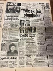 TAN GAZETESİ DOĞUM GÜNÜ HEDİYESİ - 23 ARALIK 1983 -SADECE 8 SAYFADIR -Emel Sayın-Yüksel Kazancı-Kastelli-Oktay Şengüler-Raquel Welch-Farah Diba-Farahnaz Pahlavi-Prenses Ann-Ira Furstenberg-Gülsen Bubikoğlu-Osman Öndeş-Hasan Kaçan-Ragıp-Erdoğan Demirören-Şerik Tara-Ali Rıza Çarmıklı-Kenan Evren-Ali Koçman-Nuh Kuşçulu-Bodur  Emel Sayın Türkiye’den gidiyorum dedi-Hollanda’da yeraltı dünyasının patronu olan Türk tatil için iki sevgilisi ile İstanbul’a geldi-Bir mankenin itirafları-Aklını kullananlar para ve şöhret sahibi oluyor kullanamayanlar ise bataklığa saplanıp kalıyor-Kastelli hazırlanıp geliyorum diyor fakat önce halka olan borçlarını ödesin-Gazetenin en çok hangi bölümünü okuyorsunuz-Ünlüler tamire girdi-Raquel Welch göğüslerini ve kalçalarını küçülttürdü-Zeynep Sultan-Basbasa-Adet sancılarının sebepleri-İki sevgi notası-Yüksek faiz olumludur-Türkiye’nin huzurunu bozmak isteyenler başarısızlığa uğrayacak-Sapık katil yakalandı-HP ve MDP hükümet programını eleştirdi-Türk-İş Genel Kur