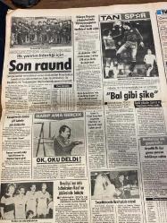 TAN GAZETESİ DOĞUM GÜNÜ HEDİYESİ - 23 ARALIK 1983 -SADECE 8 SAYFADIR -Emel Sayın-Yüksel Kazancı-Kastelli-Oktay Şengüler-Raquel Welch-Farah Diba-Farahnaz Pahlavi-Prenses Ann-Ira Furstenberg-Gülsen Bubikoğlu-Osman Öndeş-Hasan Kaçan-Ragıp-Erdoğan Demirören-Şerik Tara-Ali Rıza Çarmıklı-Kenan Evren-Ali Koçman-Nuh Kuşçulu-Bodur  Emel Sayın Türkiye’den gidiyorum dedi-Hollanda’da yeraltı dünyasının patronu olan Türk tatil için iki sevgilisi ile İstanbul’a geldi-Bir mankenin itirafları-Aklını kullananlar para ve şöhret sahibi oluyor kullanamayanlar ise bataklığa saplanıp kalıyor-Kastelli hazırlanıp geliyorum diyor fakat önce halka olan borçlarını ödesin-Gazetenin en çok hangi bölümünü okuyorsunuz-Ünlüler tamire girdi-Raquel Welch göğüslerini ve kalçalarını küçülttürdü-Zeynep Sultan-Basbasa-Adet sancılarının sebepleri-İki sevgi notası-Yüksek faiz olumludur-Türkiye’nin huzurunu bozmak isteyenler başarısızlığa uğrayacak-Sapık katil yakalandı-HP ve MDP hükümet programını eleştirdi-Türk-İş Genel Kur