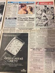 TAN GAZETESİ DOĞUM GÜNÜ HEDİYESİ - 23 ARALIK 1983 -SADECE 8 SAYFADIR -Emel Sayın-Yüksel Kazancı-Kastelli-Oktay Şengüler-Raquel Welch-Farah Diba-Farahnaz Pahlavi-Prenses Ann-Ira Furstenberg-Gülsen Bubikoğlu-Osman Öndeş-Hasan Kaçan-Ragıp-Erdoğan Demirören-Şerik Tara-Ali Rıza Çarmıklı-Kenan Evren-Ali Koçman-Nuh Kuşçulu-Bodur  Emel Sayın Türkiye’den gidiyorum dedi-Hollanda’da yeraltı dünyasının patronu olan Türk tatil için iki sevgilisi ile İstanbul’a geldi-Bir mankenin itirafları-Aklını kullananlar para ve şöhret sahibi oluyor kullanamayanlar ise bataklığa saplanıp kalıyor-Kastelli hazırlanıp geliyorum diyor fakat önce halka olan borçlarını ödesin-Gazetenin en çok hangi bölümünü okuyorsunuz-Ünlüler tamire girdi-Raquel Welch göğüslerini ve kalçalarını küçülttürdü-Zeynep Sultan-Basbasa-Adet sancılarının sebepleri-İki sevgi notası-Yüksek faiz olumludur-Türkiye’nin huzurunu bozmak isteyenler başarısızlığa uğrayacak-Sapık katil yakalandı-HP ve MDP hükümet programını eleştirdi-Türk-İş Genel Kur