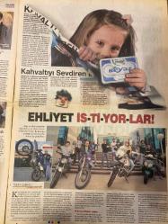 PAZAR VATAN GAZETESİ DOĞUM GÜNÜ HEDİYESİ - 8 HAZİRAN 2008 -SADECE 14 SAYFADIR -Gülçen Yüksel-Zeynep Bakırcı-Tülay Subatlı-Yılmaz Özdil-Dilek Şanlı-Barış Acarli-Gökhan Şeşen-Burhan Şeşen-Hüseyin Ustaoğlu-Ozan Doğulu  Oğlum bir eşcinsel-Barbie bebek gibi benimle oynadılar-Ehliyet almak için sessiz yolculuk-Az ama öz yazıyor-Amcasız ilk albüm-24 saatini haberle geçirmek isteyen bir psikopat değilim-İki kişi olmanın da bir avantajı var-Türkiye’de eşcinsel annesi olmak-Kocam hala beni çok kıskanır-Bizim ayanlar sadece kendilerini aydınlatıyor-Tülay Subatlı-Yaslin Yiğit-Leyla Umar-Massimo Casacci-Destan Harmancı  Kahvaltıyı sevdiren lezzet-Ehliyet istiyorlar-Mersin’de müzik dolu 12 gün-Banyolarda bahar şenliği-Alba di Domani-Yarının şafağı-Tek isteği eşine kavuşmak-Ne düşünüyorsun